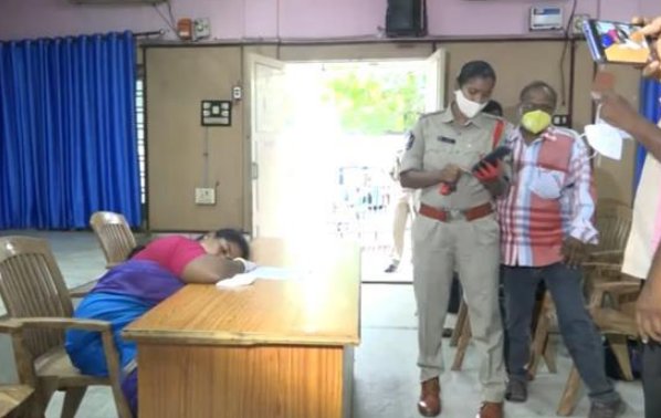 印度女官员在记者会上服毒自杀的原因是什么？