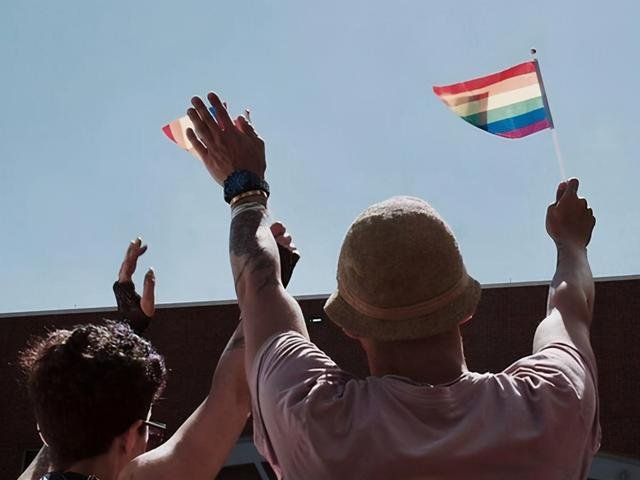 17岁幼教学生发表同性恋言论，遭劝退后重度抑郁，他做错了什么？