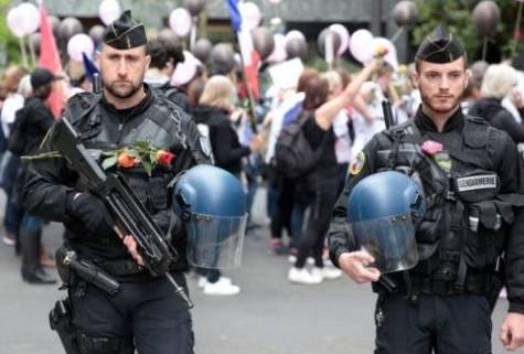 法国部署十万军警，法国军警是种怎样的存在？