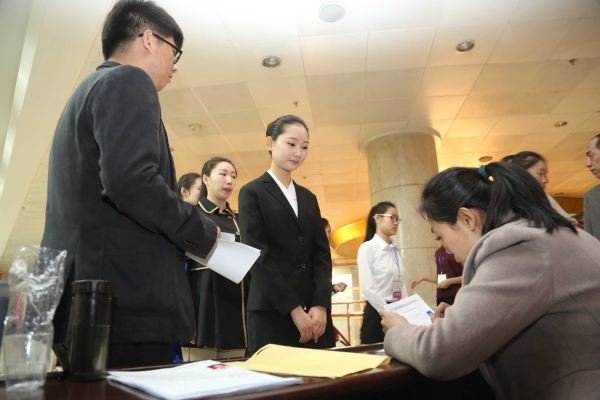 贵州公交坠湖幸存学生拼命游出，是否会安排考生补考？