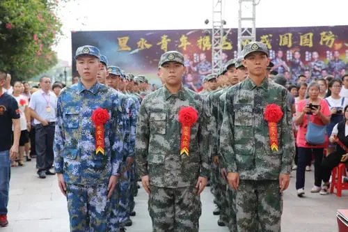 00后新兵穿上军装的样子登上热搜，这群00后是什么样的？