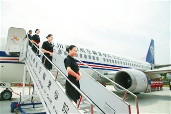 山东一高校花1800万买飞机引热议，校方对此有何回应？