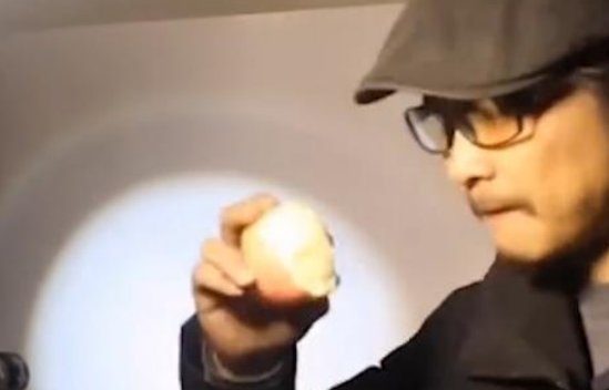 男子用苹果咬出20多位名人剪影，你佩服他吗？