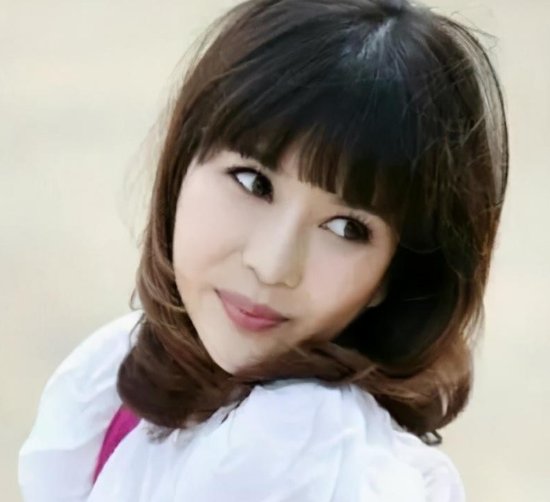 侯耀文已经离世13年，被戴志诚夺走的漂亮媳妇，现在过的怎么样了？