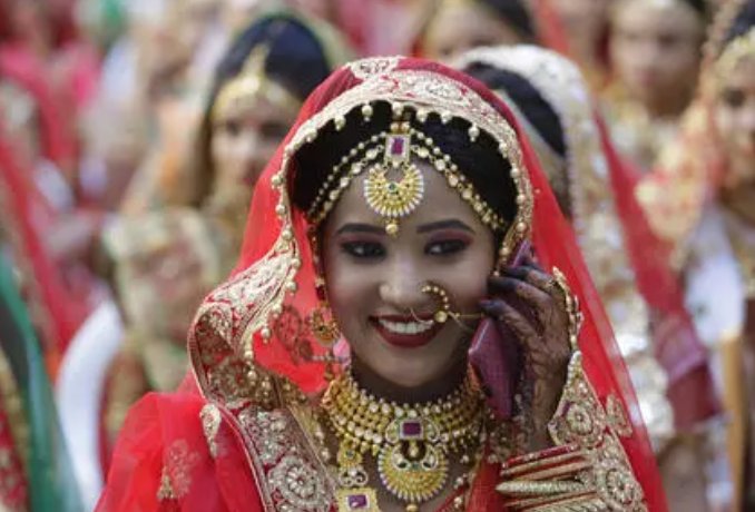 印度新娘穿防护衣和确诊男友结婚，你赞同新娘的这种做法吗？