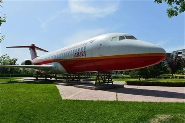 山东一高校花1800万买飞机引热议，校方对此有何回应？