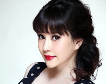 侯耀文已经离世13年，被戴志诚夺走的漂亮媳妇，现在过的怎么样了？