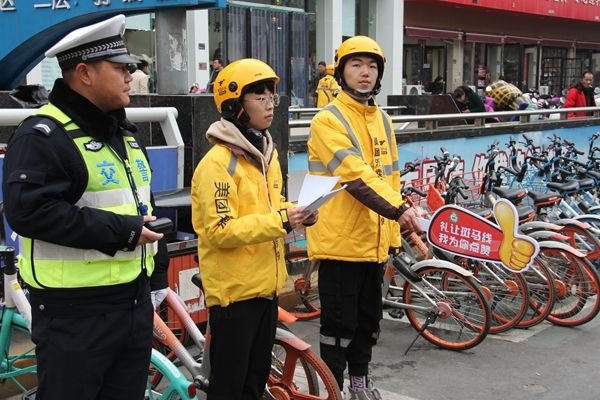 对于司机逃逸被外卖小哥劝回一事，小哥是否值得被赞扬？