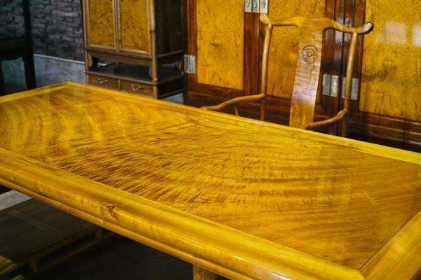 金丝楠木树杆和叶子图片