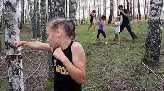 你如何看待俄罗斯小女孩徒手能打断一棵树这件事？