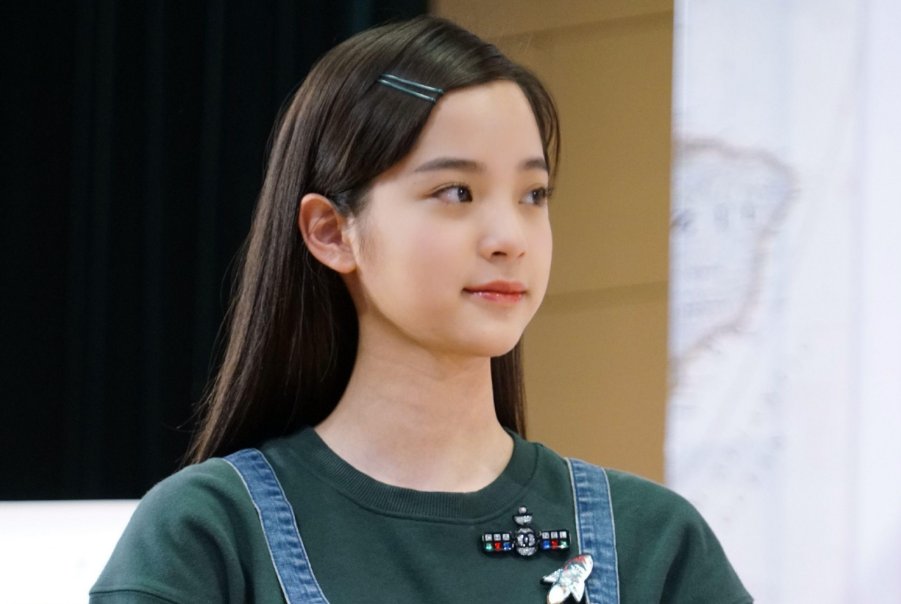 张子枫晒欧阳娜娜送的定制吉他，这把吉他有何重要意义？