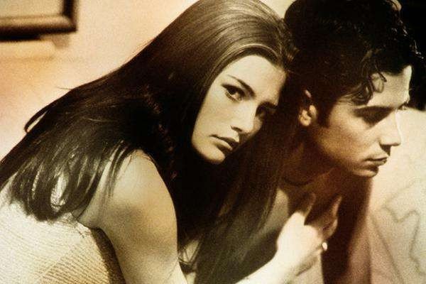 女朋友和前男友同居过,现在还保持联系,我该怎么办?