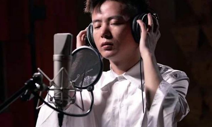 我承认我自卑,我真的很怕黑是什么歌