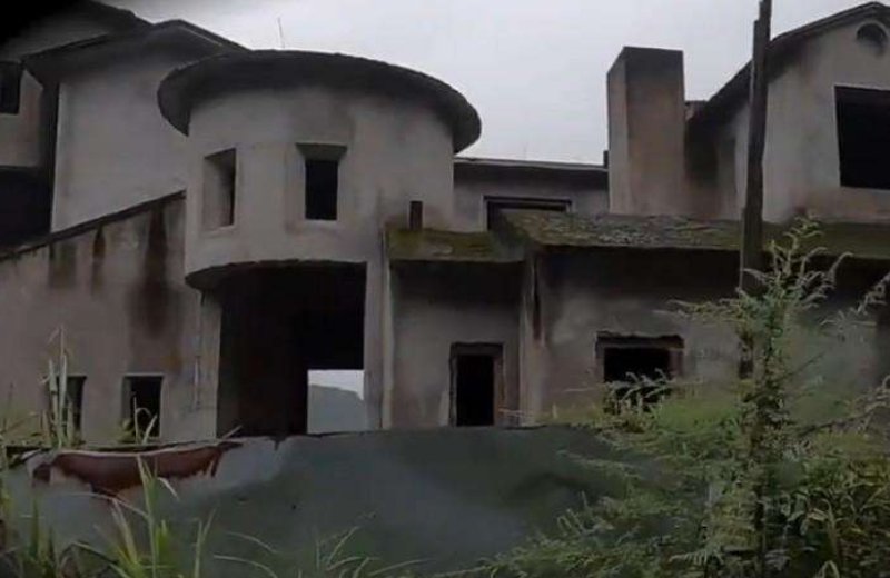 重庆南山豪华别墅群变鬼城，这具体是怎么回事？