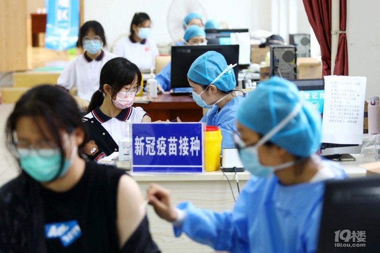 你如何看待我国超9.69亿人完成新冠疫苗全程接种这件事？