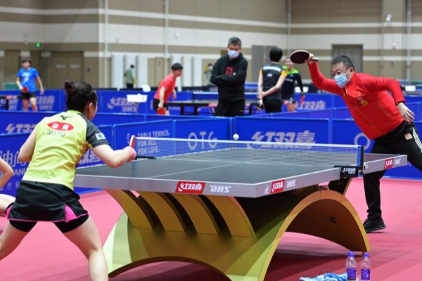 东京奥运乒乓球比赛不许手触球台或吹球，这个规定合理吗？