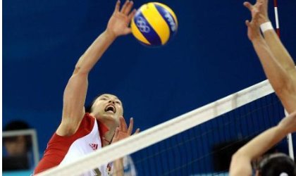 排球比赛中到底能不能用脚踢啊?