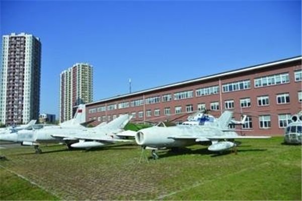 山东一高校花1800万买飞机引热议，校方对此有何回应？