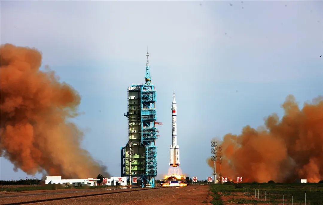 神舟十号载人飞船的宇航员是谁?