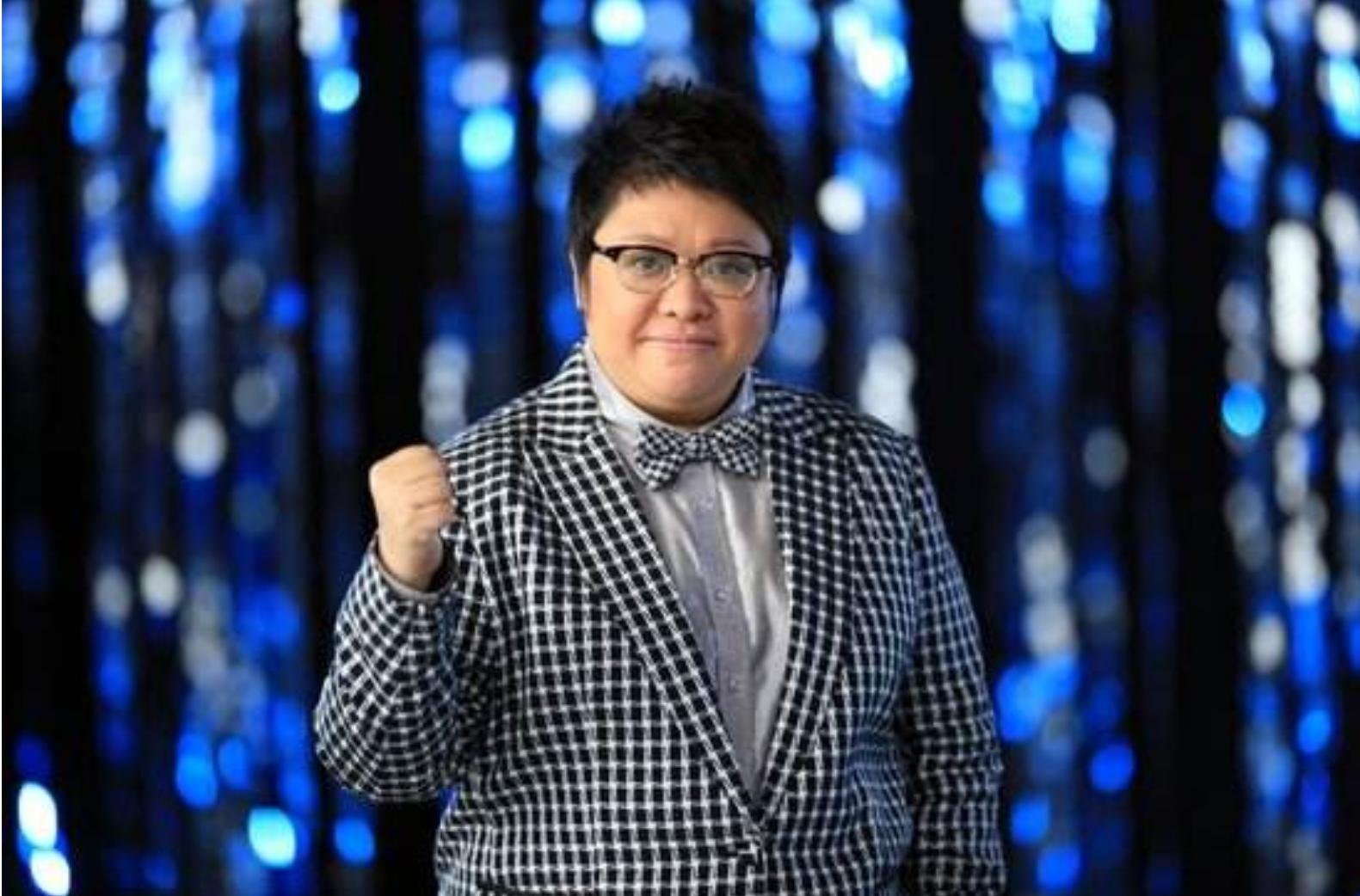 韩红暴瘦40斤后在机场现身，她的状态看起来如何？