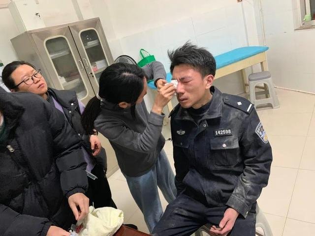 浙江95后帅警官一夜白头，他究竟经历了什么？