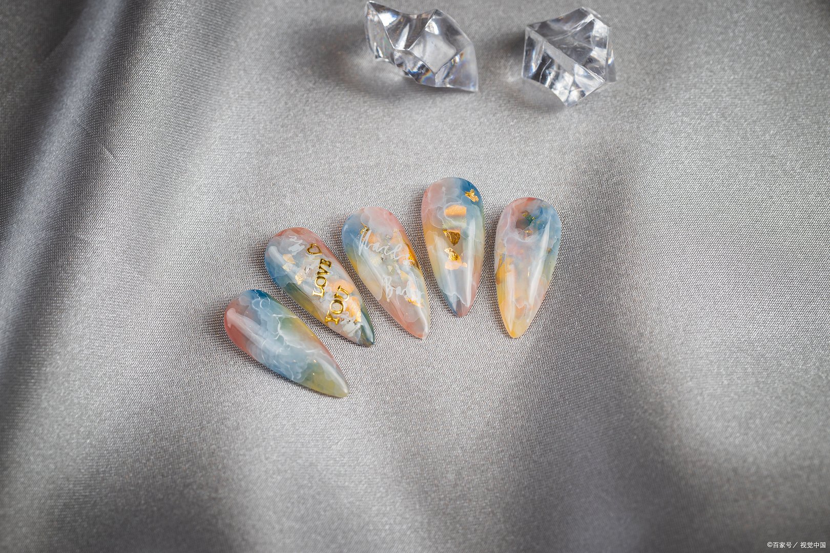 做美甲师没有自己开美甲店赚钱，想开个美甲店大约多少钱呢？