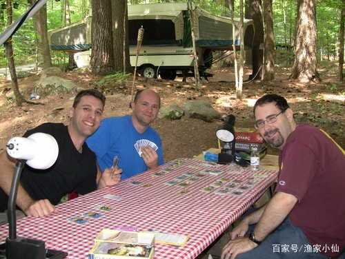 有哪些纸牌游戏适合在火车上面玩？有人数限制吗？