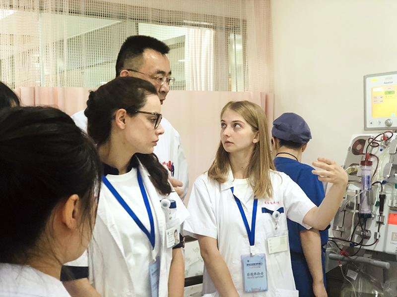 23岁医学生跪地边哭边救人，遇到有人晕倒你会怎么做？