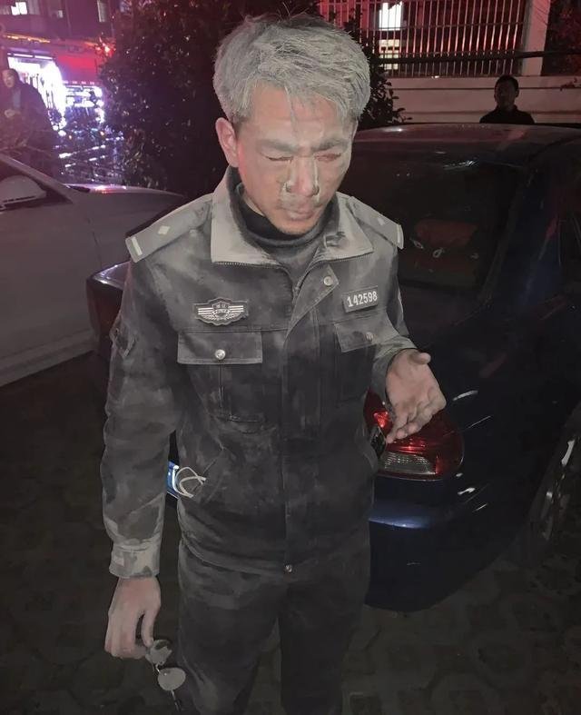 浙江95后帅警官一夜白头，他究竟经历了什么？