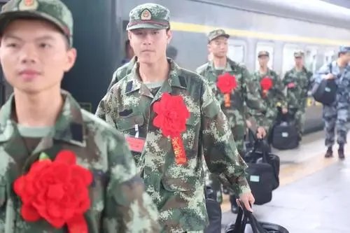 00后新兵穿上军装的样子登上热搜，这群00后是什么样的？