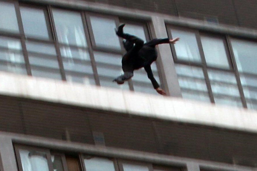 副局长听到情人丈夫敲门坠楼身亡该丈夫是否承担法律责任?