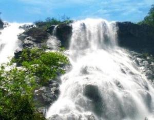 广州增城白水寨所谓的瀑布是人工造的风景区为何还那么吸人，门票和物品价格也吓人