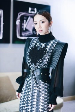 邓紫棋唱的那首那双眼动人，笑声更迷人歌名叫什么来着?