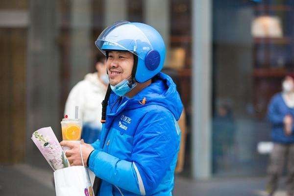 对于司机逃逸被外卖小哥劝回一事，小哥是否值得被赞扬？