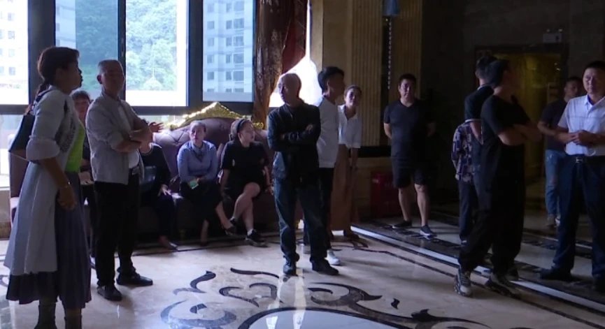 男子走出足疗店后身亡，谁该为死者负责？