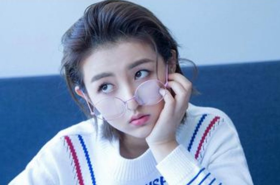 张子枫晒欧阳娜娜送的定制吉他，这把吉他有何重要意义？