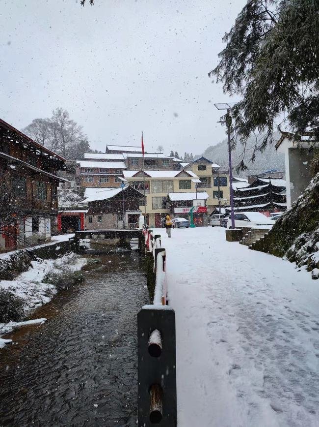 湖南有16个县市区暴雪，当地的气温情况如何？