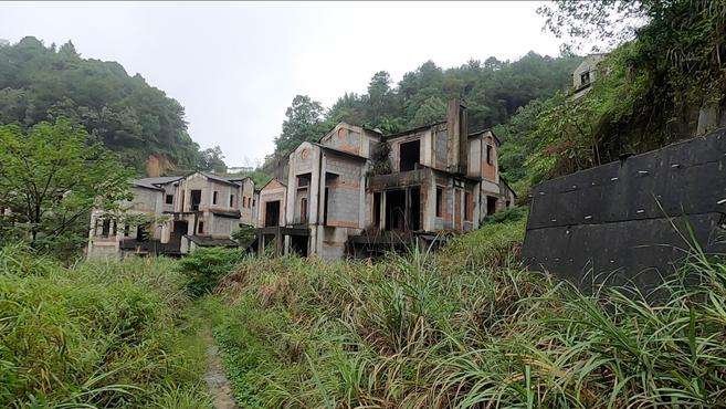 重庆南山豪华别墅群变鬼城，这具体是怎么回事？