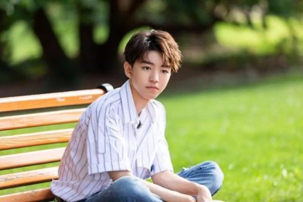 王俊凯画AE86为周杰伦庆生，往年王俊凯是如何给周杰伦庆生的？