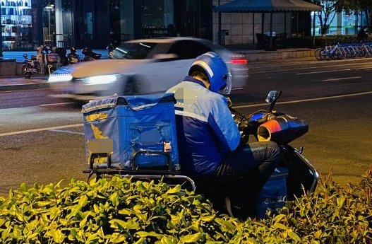 疫情期间，快递员等取货取餐时应该怎么做？