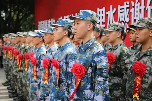00后新兵穿上军装的样子登上热搜，这群00后是什么样的？