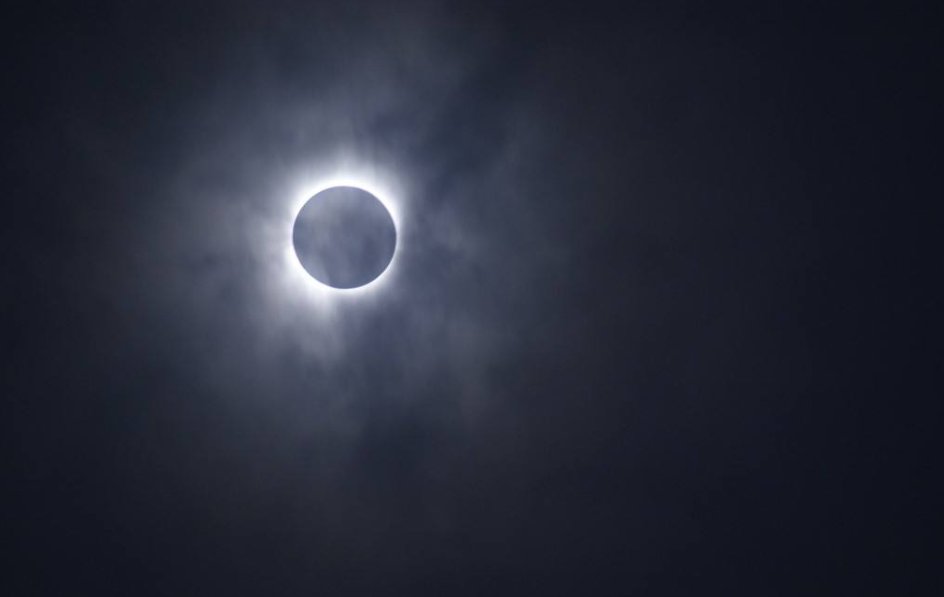 什么是日全食？是白天突然变晚上吗？