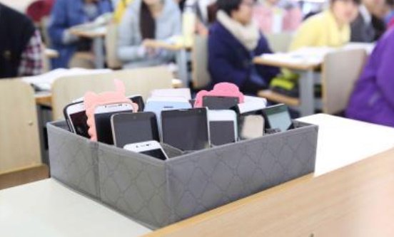 高中老师3年没收108部手机，没收手机有用吗？