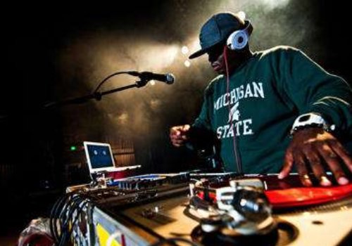 求个节奏感超强的舞曲,中间有let me see you...