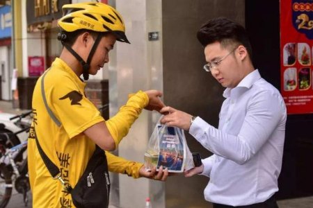 骑手代买调包6个菜，这应追究是骑手个人行为，还是与餐馆合谋？