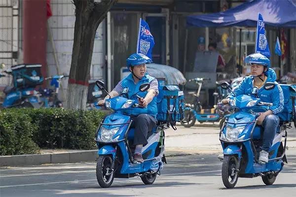 对于司机逃逸被外卖小哥劝回一事，小哥是否值得被赞扬？