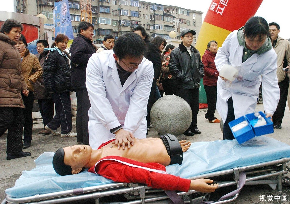 医护跪地急救4分钟挽回生命！遇到这种意外该如何正确应对？