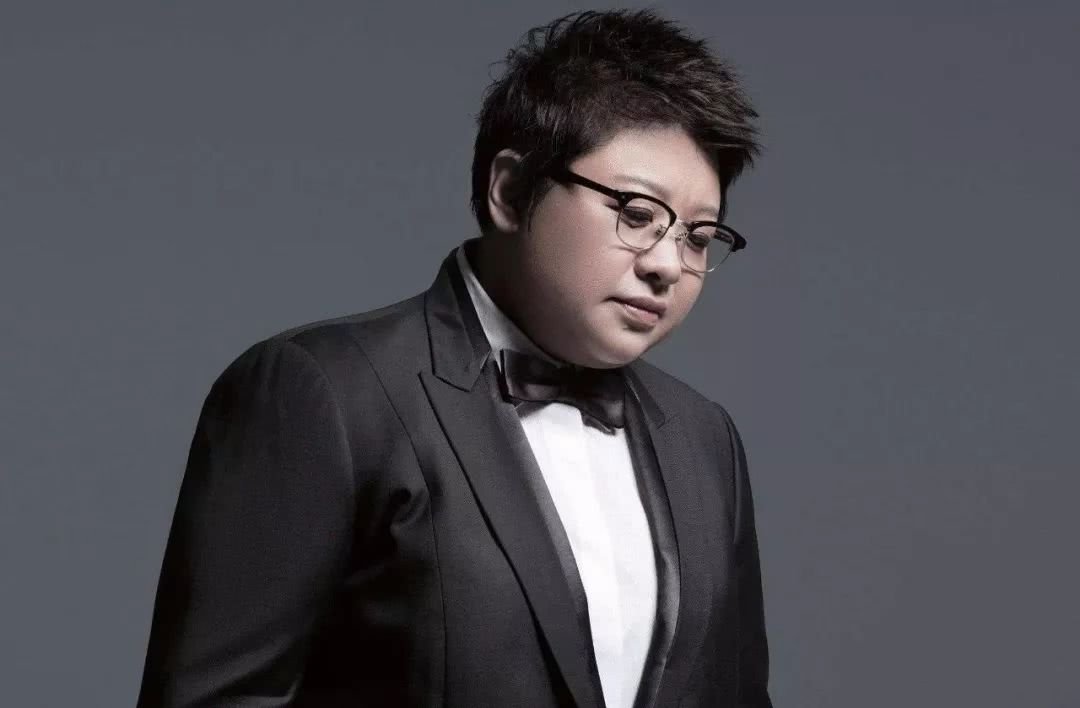 韩红暴瘦40斤后在机场现身，她的状态看起来如何？