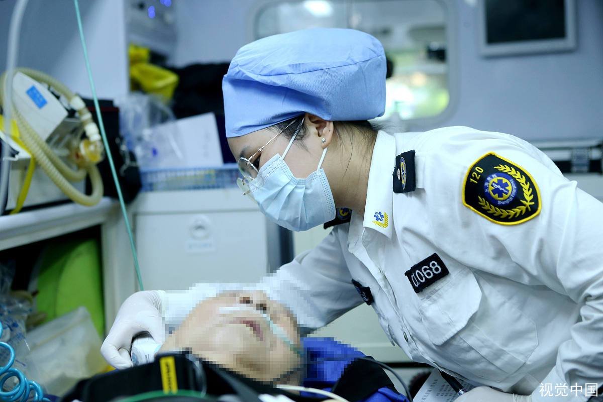 医护跪地急救4分钟挽回生命！遇到这种意外该如何正确应对？