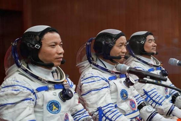 神舟十二号3名航天员顺利进驻天和核心舱，他们在空间站里穿什么鞋？